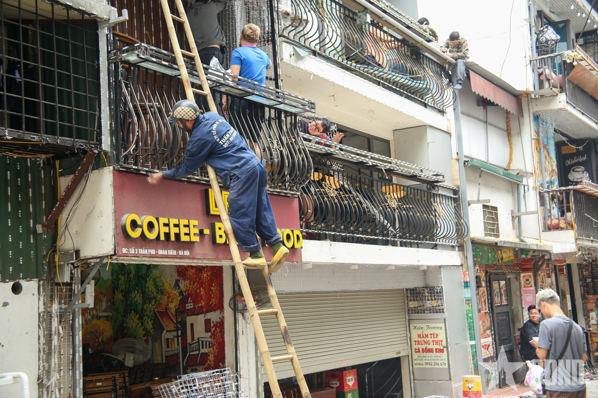Hà Nội: Nhiều hộ kinh doanh khu vực “phố cà phê đường tàu” tháo dỡ biển hiệu, mái che
